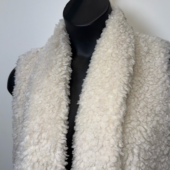 torrid Jackets & Blazers - Ivory Faux Shearling Open Front Vest – Size 1 (XL/14–16)